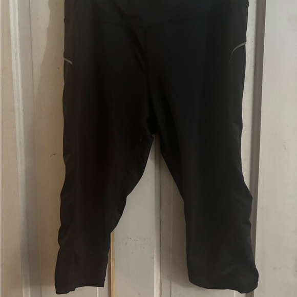 DRI fit Women's l Black Compression Running Capris Leggings Classic - Picture 2 of 2